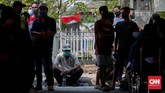 FOTO: Mengular Antrean Vaksinasi Covid-19 di Sunda Kelapa Potret kerumunan masyarakat yang antre menunggu giliran vaksinasi Covid-19 di Pelabuhan Sunda Kelapa, Jakarta Utara, Kamis (10/6).