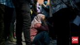 FOTO: Mengular Antrean Vaksinasi Covid-19 di Sunda Kelapa Potret kerumunan masyarakat yang antre menunggu giliran vaksinasi Covid-19 di Pelabuhan Sunda Kelapa, Jakarta Utara, Kamis (10/6).