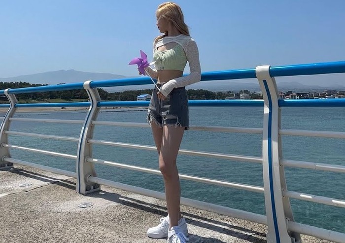 Begitu foto diunggah, netizen langsung salah fokus dengan proporsi tubuh Ryujin. Terlihat pinggang dan kaki jenjangnya yang ramping. Ini artinya Ryujin sukses menurunkan berat badan / foto: instagram.com/itzy.all.in.us