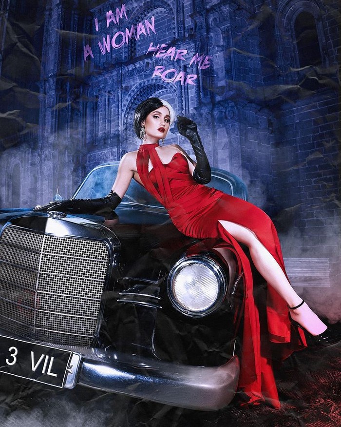 Cinta Laura bergaya layaknya Cruella dengan long dress merah serupa seperti dalam film. Penampilan Cinta ini diberi nama “I Am A Woman, Hear Me Roar”, yang kuat seperti tokoh Cruella dan sikap tegas dari karakter Cinta/Sumber/Instagra/wanda_haraa.