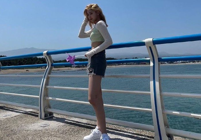Dengan caption I See The Sea, Ryujin tampil dengan crop top warna hijau pastel, hot pants denim, dan sneakers putih. Perpaduan yang simple namun manis untuk outfit musim panas / foto: instagram.com/itzy.all.in.us