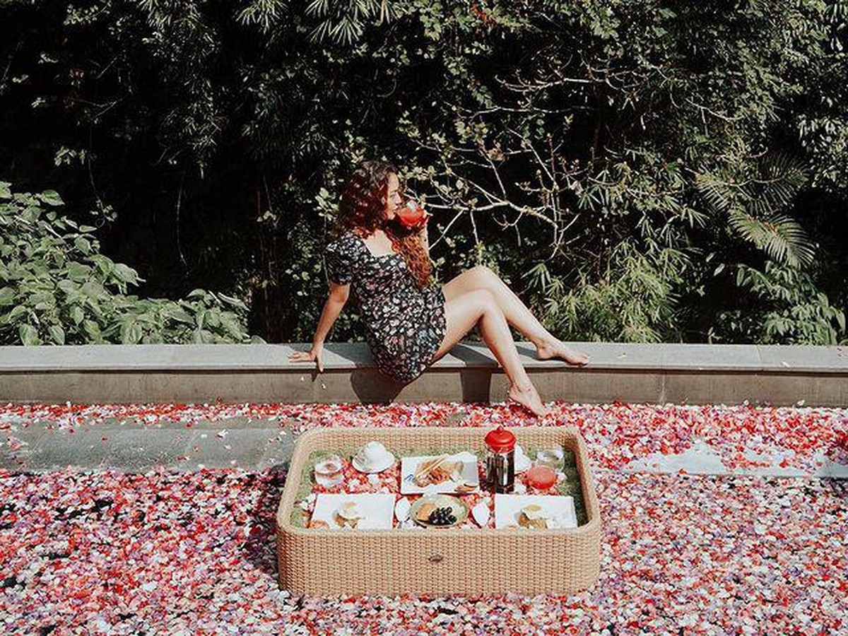 Deretan Foto Liburan Siti Badriah&comma; Pamer Punggung Mulus