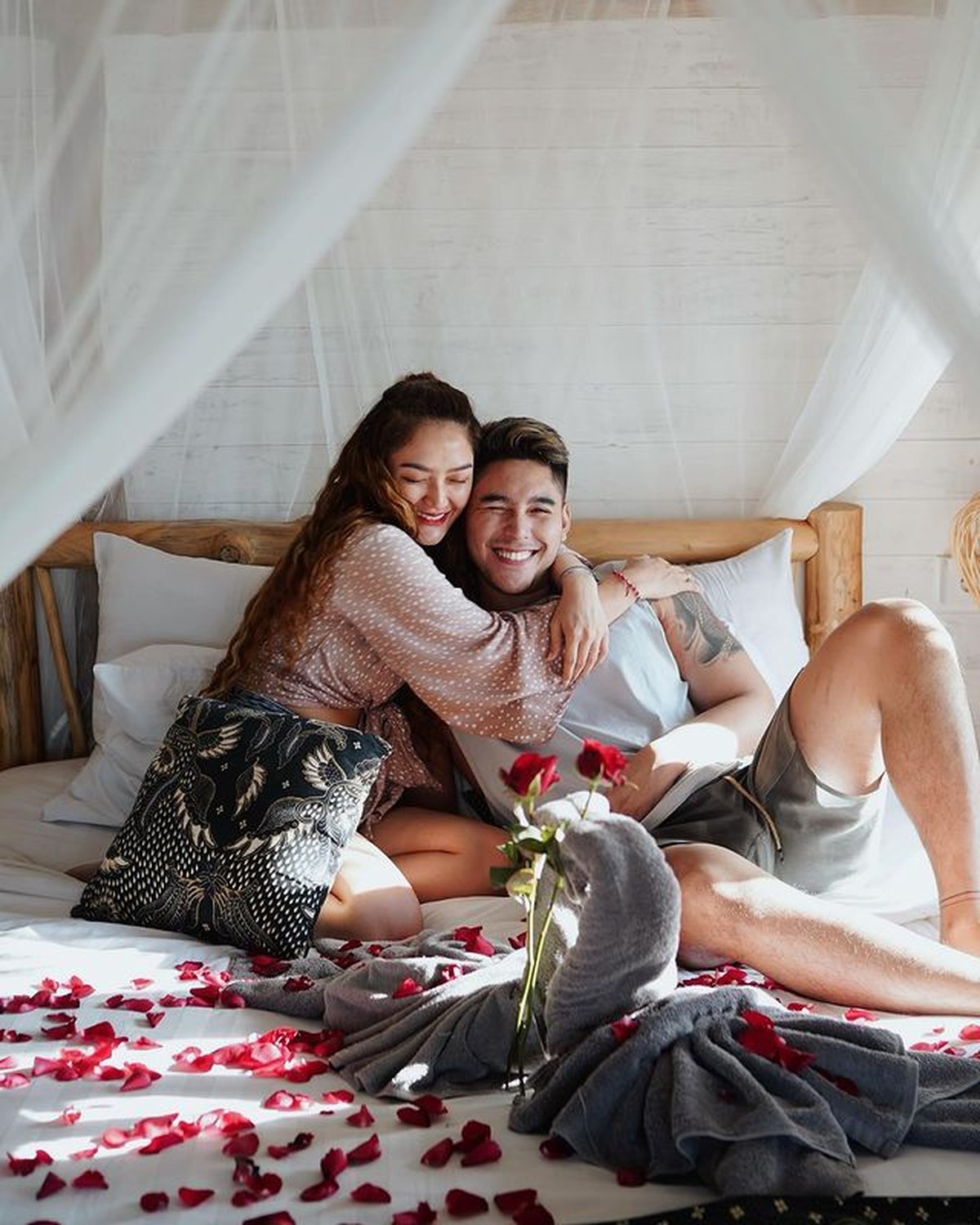 Deretan Foto Liburan Siti Badriah&comma; Pamer Punggung Mulus