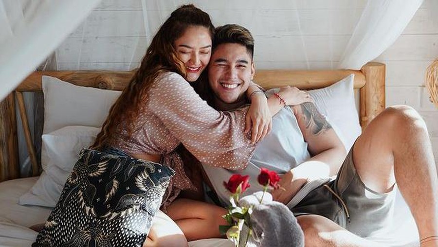 Deretan Foto Liburan Siti Badriah, Pamer Punggung Mulus