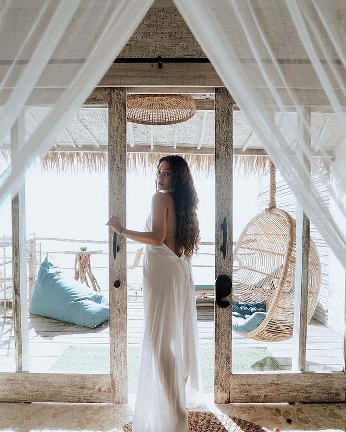 Deretan Foto Liburan Siti Badriah&comma; Pamer Punggung Mulus