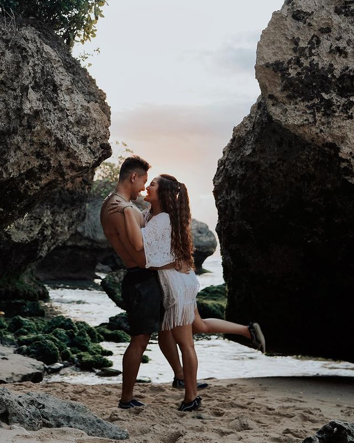 Deretan Foto Liburan Siti Badriah&comma; Pamer Punggung Mulus