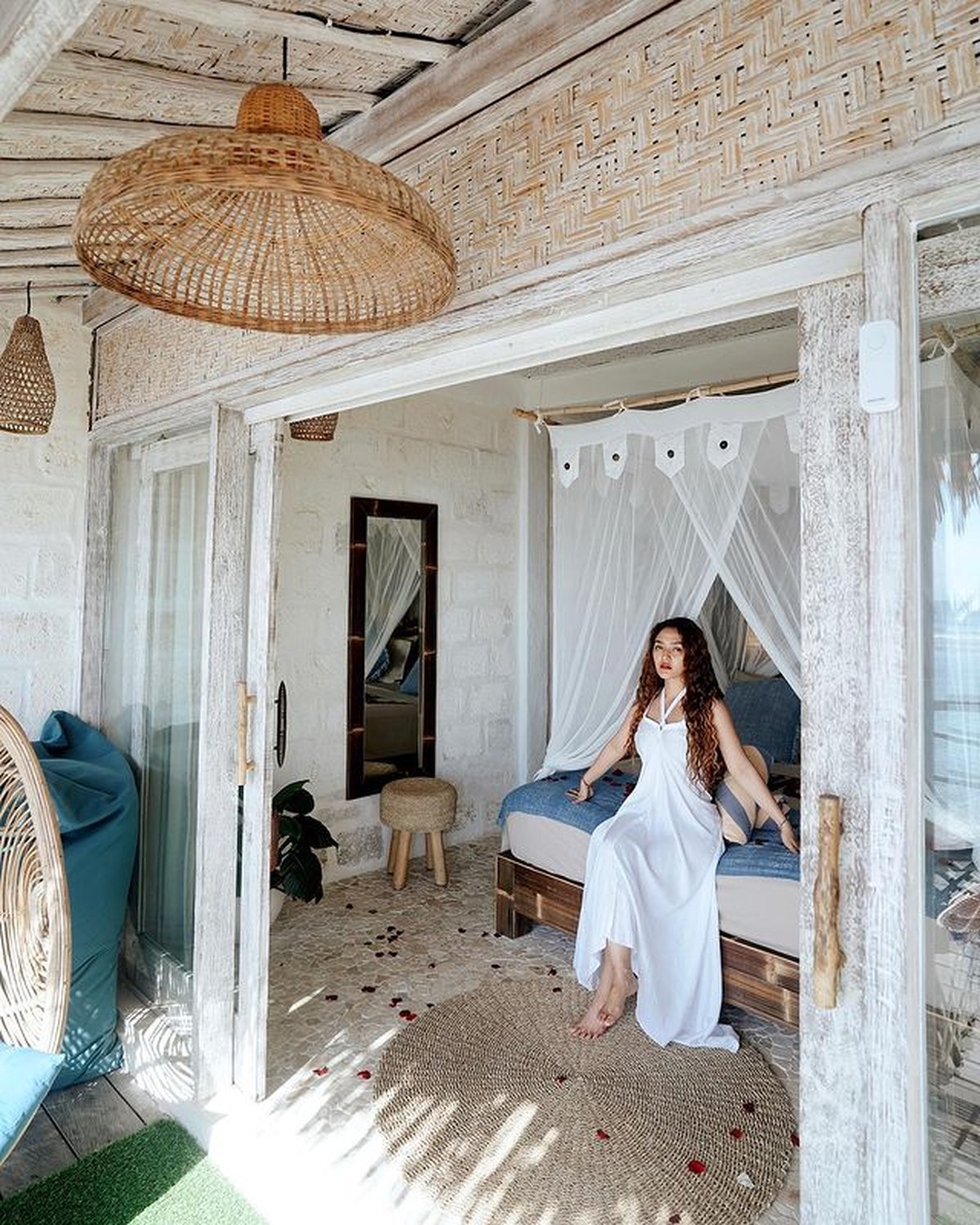 Deretan Foto Liburan Siti Badriah&comma; Pamer Punggung Mulus