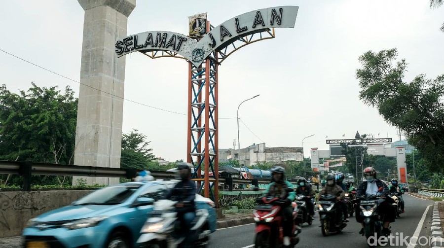 Kondisi gapura batas wilayah Tangerang Selatan-DKI Jakarta memprihatinkan. Gapura tersebut tampak menjadi korban aksi vandalisme oknum tak bertanggung jawab.