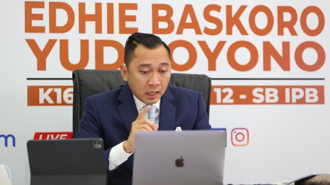 Edhie Baskoro Yudhoyono alias Ibas tak kuasa menahan isak saat memberikan sambutan usai menjalani sidang promosi doktoralnya.