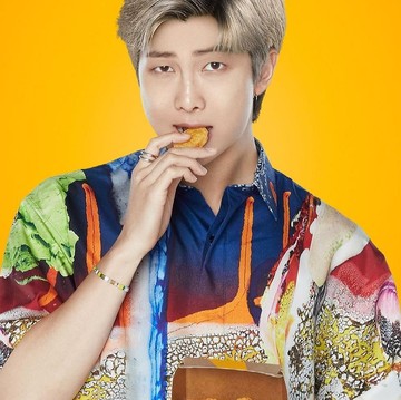 Lagi Hype! Ini Jumlah Kalori Paket BTS Meal yang Laris Diserbu Army