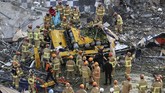 FOTO: Maut Menjemput Penumpang Bus Tertimpa Gedung Runtuh etidaknya sembilan penumpang bus tewas akibat insiden bangunan runtuh di Korea Selatan pada Rabu (9/6).