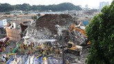 FOTO: Maut Menjemput Penumpang Bus Tertimpa Gedung Runtuh etidaknya sembilan penumpang bus tewas akibat insiden bangunan runtuh di Korea Selatan pada Rabu (9/6).