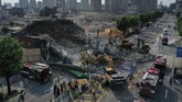 FOTO: Maut Menjemput Penumpang Bus Tertimpa Gedung Runtuh etidaknya sembilan penumpang bus tewas akibat insiden bangunan runtuh di Korea Selatan pada Rabu (9/6).