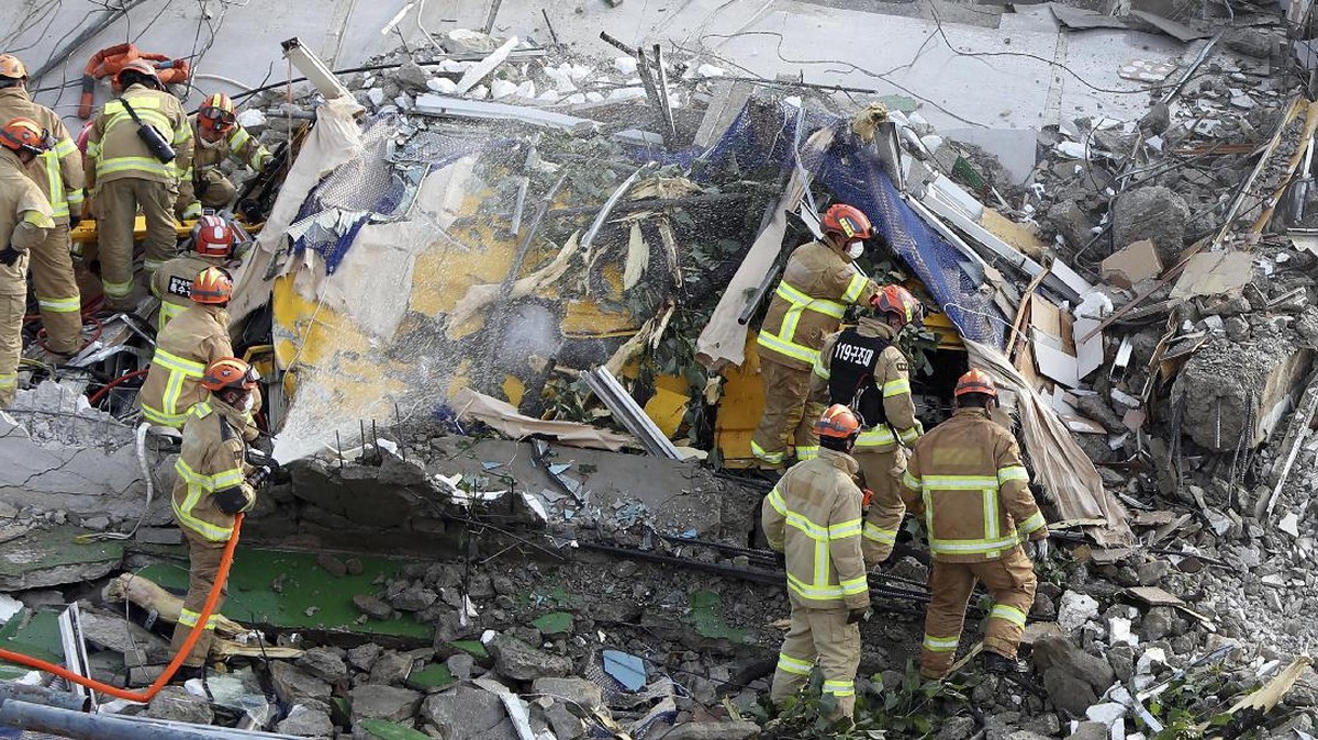 FOTO: Maut Menjemput Penumpang Bus Tertimpa Gedung Runtuh