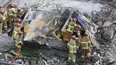 FOTO: Maut Menjemput Penumpang Bus Tertimpa Gedung Runtuh etidaknya sembilan penumpang bus tewas akibat insiden bangunan runtuh di Korea Selatan pada Rabu (9/6).