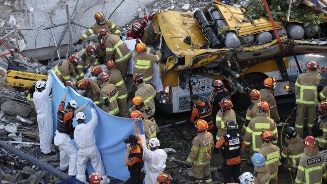 FOTO: Maut Menjemput Penumpang Bus Tertimpa Gedung Runtuh