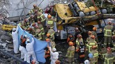 FOTO: Maut Menjemput Penumpang Bus Tertimpa Gedung Runtuh etidaknya sembilan penumpang bus tewas akibat insiden bangunan runtuh di Korea Selatan pada Rabu (9/6).