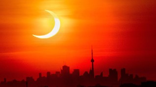 FOTO: Cincin Api Gerhana Matahari di Dinding Langit