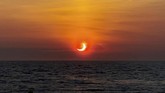 FOTO: Cincin Api Gerhana Matahari di Dinding Langit Gerhana Matahari Cincin terjadi pada 10 Juni 2021, puncak fenomena ini hanya terjadi selama 3 menit 51 detik.