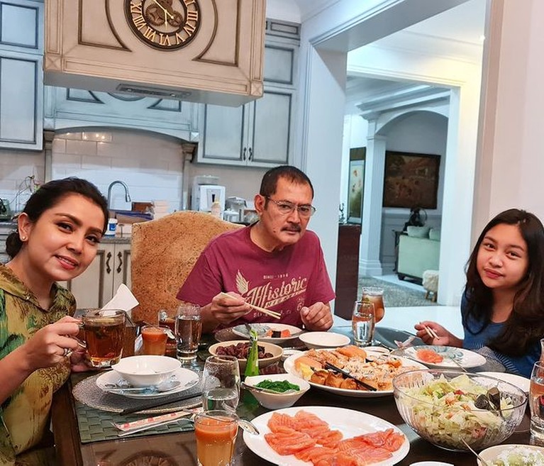 Siapa yang penasaran dengan penampakan rumah anak presiden? Yuk kita intip, ada yang seharga Rp 16 Miliar!