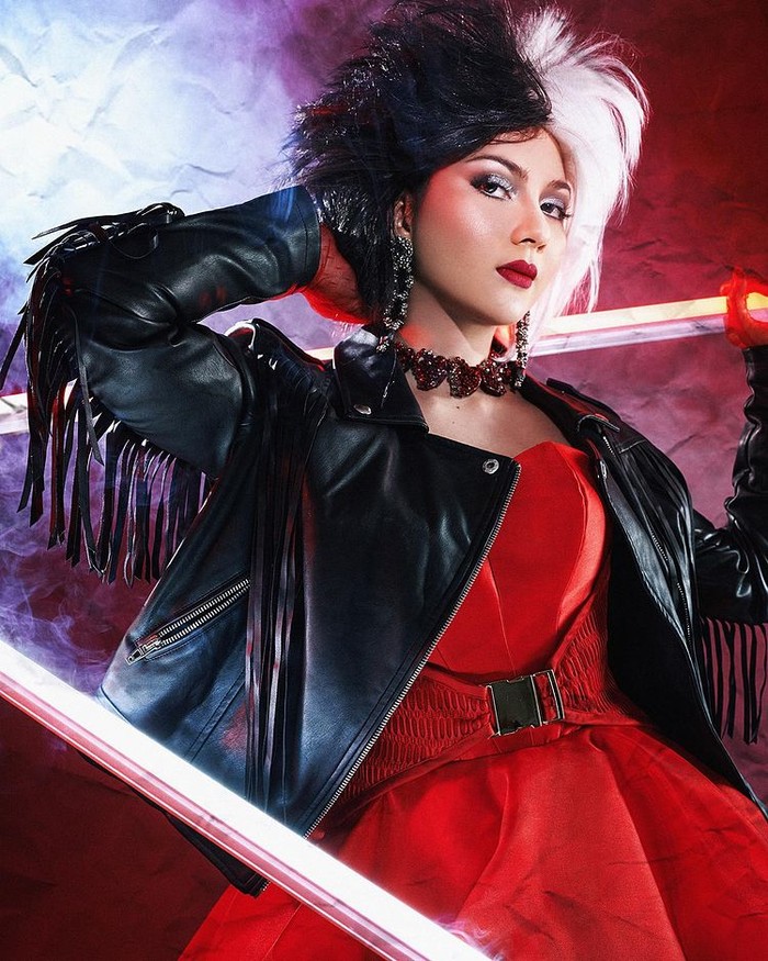 Jessica Mila tampil dengan tema “Normal is The Cruelest Insult of Them All”. Leather jacket hitamnya dipadu dengan dress merah dan sword lighter menambah ketegasan tokoh Cruella dalam pesonanya/Sumber/Instagram/wanda_haraa.