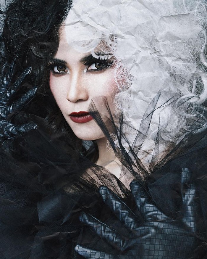 Karakter tokoh antagonis yang melekat pada aktris Dinda Kanya Dewi mendukungnya dalam berpenampilan seperti Cruella. Melalui tema “Evil Has Met Her Match, Darling”, Dinda tampil 'bold' dengan pesona yang melekat padanya/Sumber/Instagram/wanda_haraa.