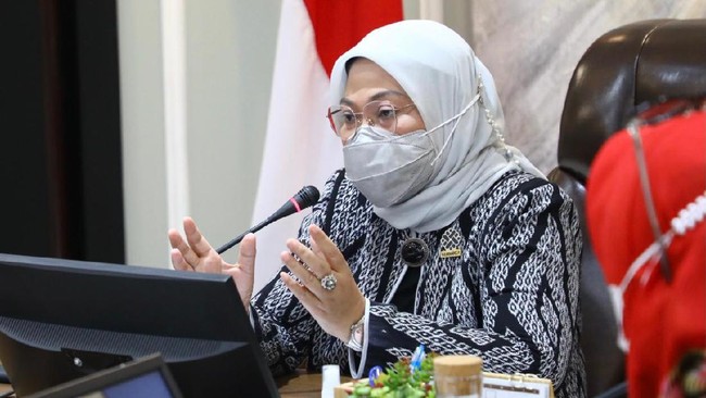 Menaker Ida Fauziyah menyerahkan bantuan program Tenaga Kerja Mikro bagi pedagang kaki lima di wilayah Jakarta Barat dan Jakarta Pusat pada Senin (26/7).