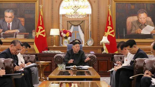 Kim Jong-un Tampil Lebih Kurus, Kesehatan Dipertanyakan Kesehatan Kim Jong-un menjadi sorotan setelah pemimpin tertinggi Korut itu terlihat jauh lebih kurus saat tampil di hadapan publik beberapa waktu belakangan.