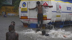 FOTO: Malapetaka Hujan Deras di Mumbai