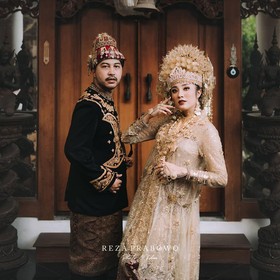 3 Inspirasi Foto Prewedding Menggunakan Pakaian Adat