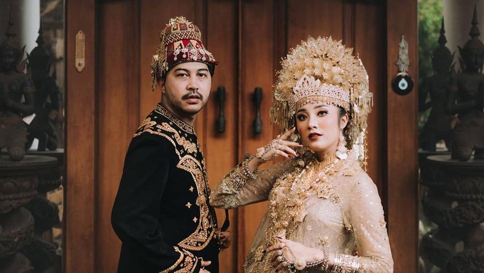 3 Inspirasi Foto Prewedding Menggunakan Pakaian Adat
