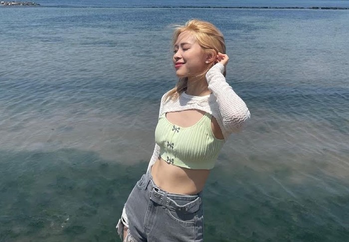Meskipun terlihat lebih kurus dari biasanya, tubuh Ryujin tetap terlihat fit dan berotot. Banyak netizen yang mengapresiasi transformasi Ryujin dengan menyebutnya sebagai body goals / foto: instagram.com/itzy.all.in.us