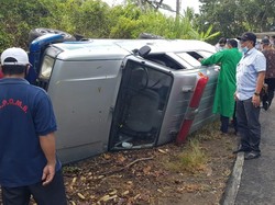 Mobil Puskesmas Angkut Vaksin AstraZeneca Terguling di Blitar