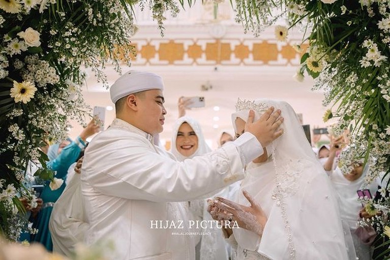 Momen Bahagia Pernikahan Ameer Azzikra & Nadzira Shafa Putra bungsu Alm Ustaz Arifin Ilham, Ameer Azzikra telah resmi menikahi Nadzira Shafa. Yuk kita intip momen bahagia mereka!