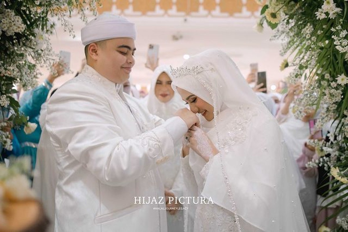 Putra bungsu Alm Ustaz Arifin Ilham&comma; Ameer Azzikra telah resmi menikahi Nadzira Shafa&period; Yuk kita intip momen bahagia mereka&excl;