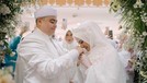 Putra bungsu Alm Ustaz Arifin Ilham&comma; Ameer Azzikra telah resmi menikahi Nadzira Shafa&period; Yuk kita intip momen bahagia mereka&excl;