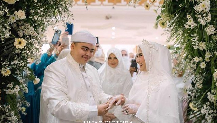 Putra bungsu Alm Ustaz Arifin Ilham, Ameer Azzikra telah resmi menikahi Nadzira Shafa. Yuk kita intip momen bahagia mereka!