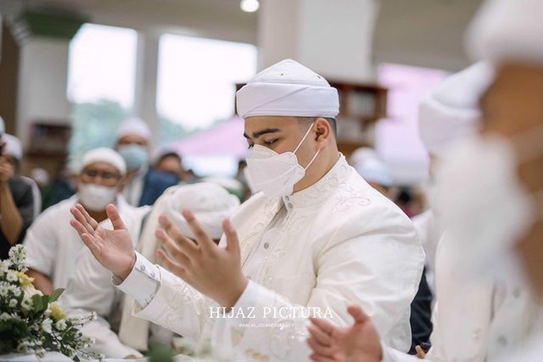 Momen Bahagia Pernikahan Ameer Azzikra & Nadzira Shafa Putra bungsu Alm Ustaz Arifin Ilham, Ameer Azzikra telah resmi menikahi Nadzira Shafa. Yuk kita intip momen bahagia mereka!