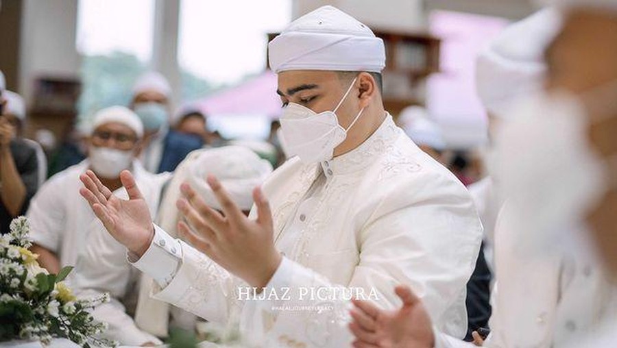 Putra bungsu Alm Ustaz Arifin Ilham, Ameer Azzikra telah resmi menikahi Nadzira Shafa. Yuk kita intip momen bahagia mereka!