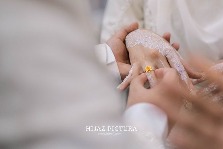 Putra bungsu Alm Ustaz Arifin Ilham, Ameer Azzikra telah resmi menikahi Nadzira Shafa. Yuk kita intip momen bahagia mereka!