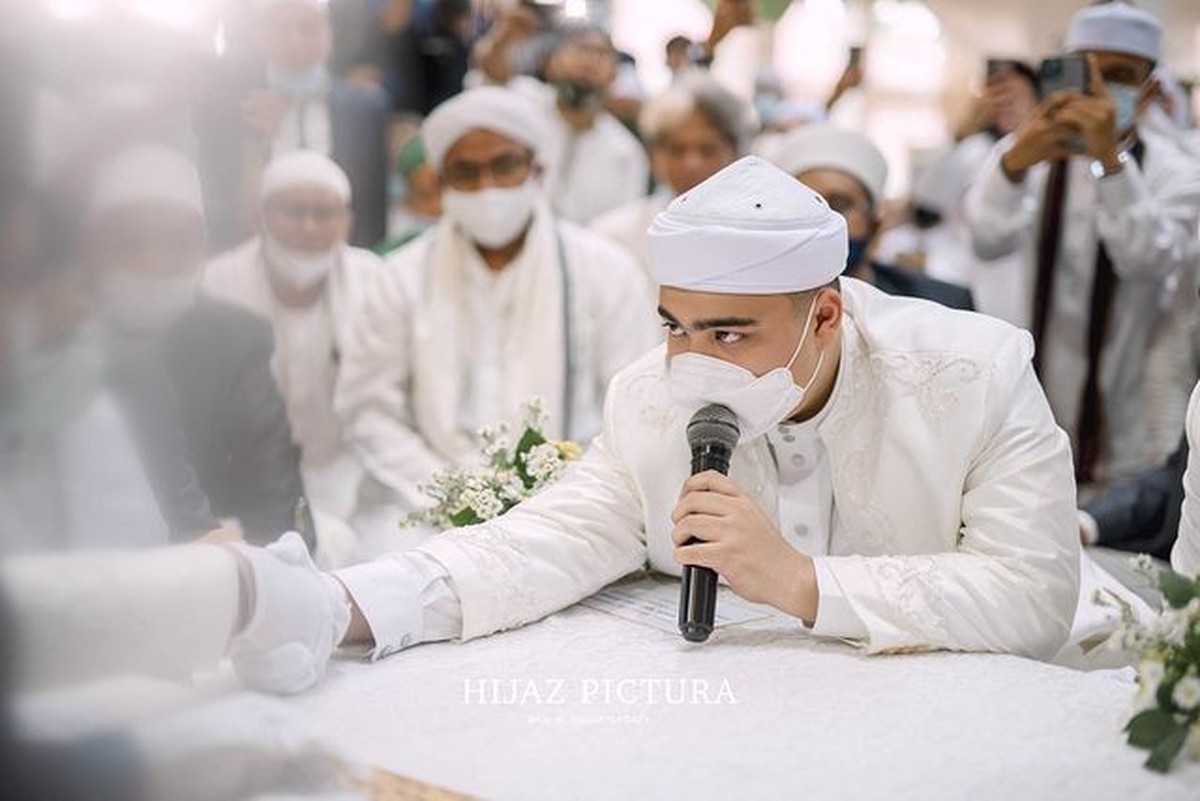 Putra bungsu Alm Ustaz Arifin Ilham&comma; Ameer Azzikra telah resmi menikahi Nadzira Shafa&period; Yuk kita intip momen bahagia mereka&excl;
