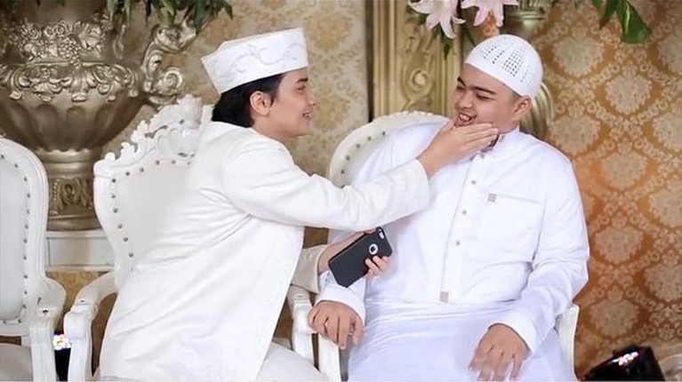 Penampakan Alvin Faiz di Hari Pernikahan Ameer Alvin Faiz gantikan Ustaz Arifin Ilham mendampingi sang adik, Ameer di hari pernikahannya. Yuk kita intip potret penampakan Alvin!