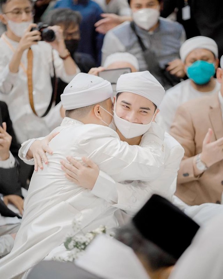 Penampakan Alvin Faiz di Hari Pernikahan Ameer Alvin Faiz gantikan Ustaz Arifin Ilham mendampingi sang adik, Ameer di hari pernikahannya. Yuk kita intip potret penampakan Alvin!