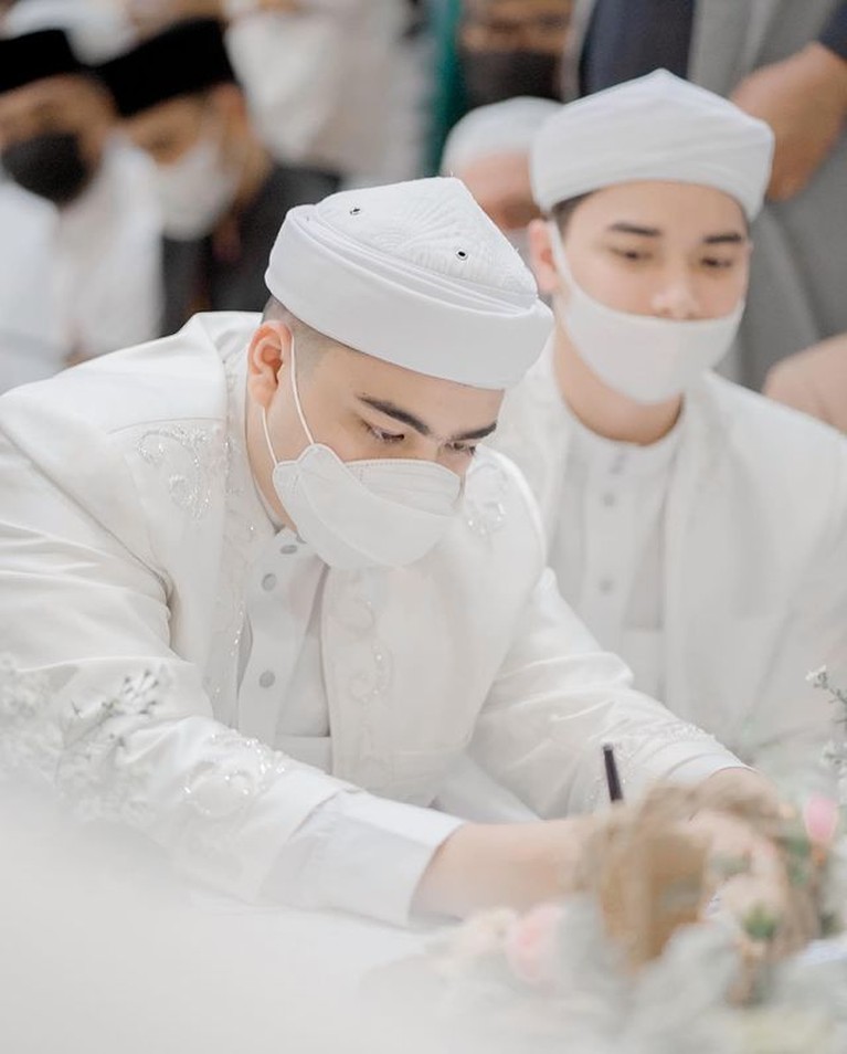 Penampakan Alvin Faiz di Hari Pernikahan Ameer Alvin Faiz gantikan Ustaz Arifin Ilham mendampingi sang adik, Ameer di hari pernikahannya. Yuk kita intip potret penampakan Alvin!