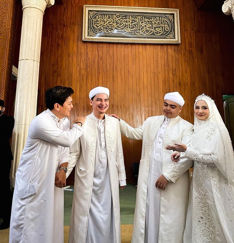 Penampakan Alvin Faiz di Hari Pernikahan Ameer Alvin Faiz gantikan Ustaz Arifin Ilham mendampingi sang adik, Ameer di hari pernikahannya. Yuk kita intip potret penampakan Alvin!