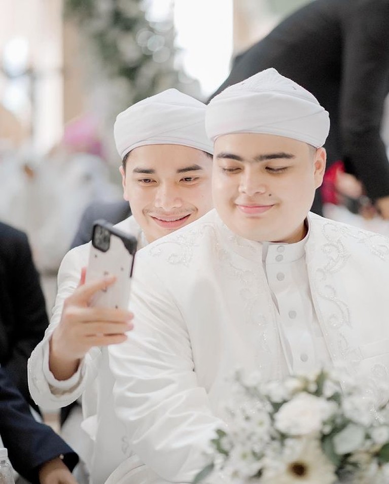 Penampakan Alvin Faiz di Hari Pernikahan Ameer Alvin Faiz gantikan Ustaz Arifin Ilham mendampingi sang adik, Ameer di hari pernikahannya. Yuk kita intip potret penampakan Alvin!