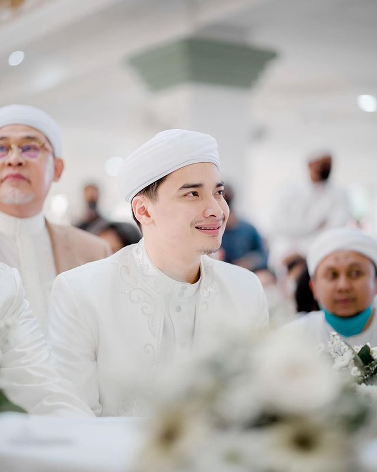 Alvin Faiz gantikan Ustaz Arifin Ilham mendampingi sang adik&comma; Ameer di hari pernikahannya&period; Yuk kita intip potret penampakan Alvin&excl;