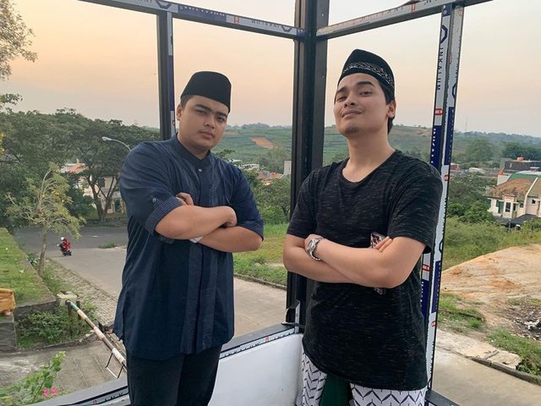 Penampakan Alvin Faiz di Hari Pernikahan Ameer Alvin Faiz gantikan Ustaz Arifin Ilham mendampingi sang adik, Ameer di hari pernikahannya. Yuk kita intip potret penampakan Alvin!