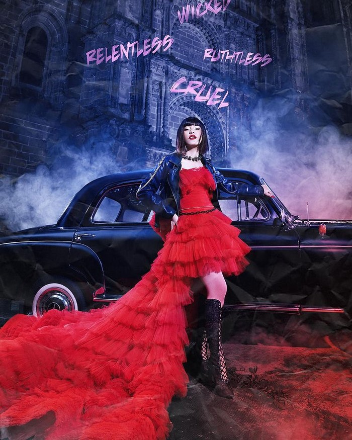 Penyanyi sekaligus aktris Mawar Eva bergaya dengan tema “Trouble is Coming ”. Dia mengenakan long dress dengan rok mini bagian depan, lengkap dengan leather jacket hitam. Kali ini Mawar tampil dengan short hair loh!/Sumber/Instagram/wanda_haraa.