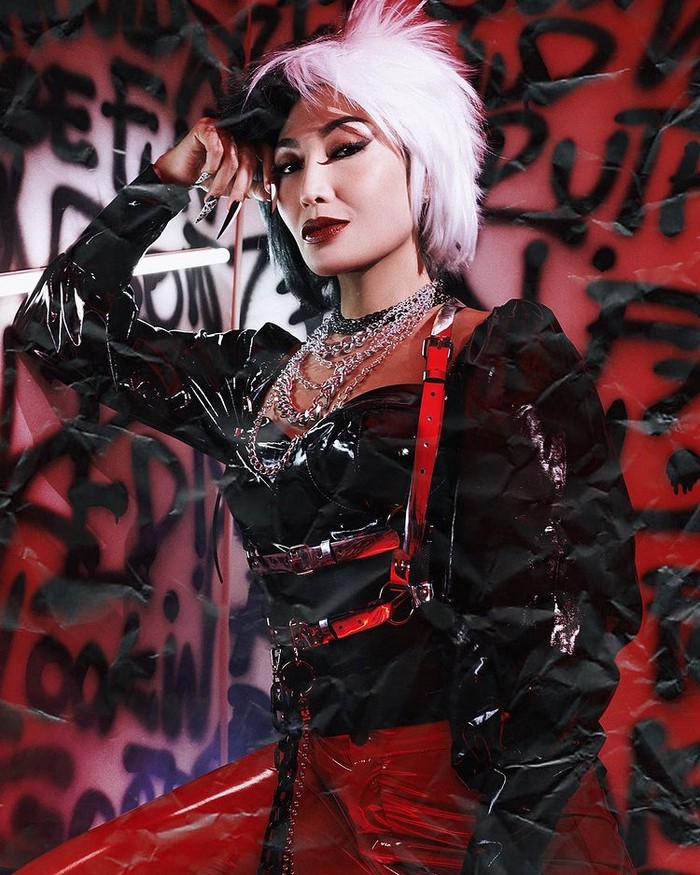 Presenter Ayu Dewi didandani dengan tema “I Want To Make Trouble, You In?”. Dia tampil penuh dengan kostum berbahan leather lenglap dengan aksesoris pop punk Cruella/Sumber/Instagram/wanda_haraa.